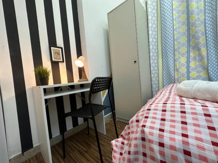 Homestay Double Bed Partition Near Mashreq Metro *